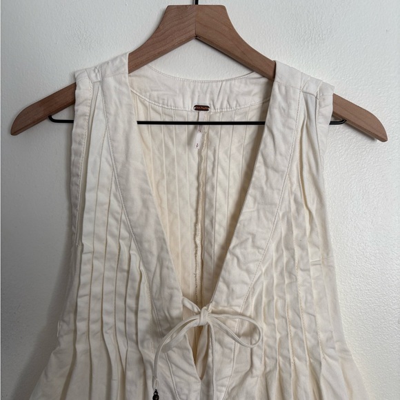 Free People Boho Ecru Webster Romper Cream Pleated Relaxed Women’s Small NWOT - Picture 2 of 9